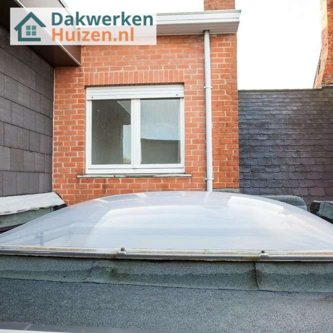 Inspectie van een plat dak in huizen met lichtkoepel