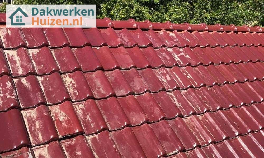 Rood pannendak aangelegd door dakdekker Rood pannendak aangelegd door dakdekker